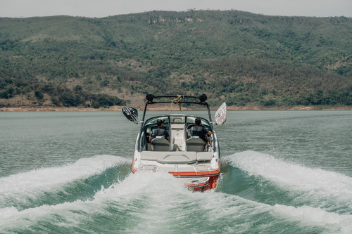 Lancha Ventura 220 Surf 2025 Wake Masterboat Malibu