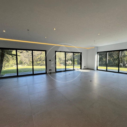 Residencia De Lujo En Rancho San Juan, 581 M2 De Construcción, 4 Habitaciones Y 4 Baños