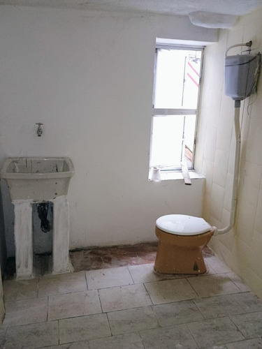 Casa Simples, 2 Dorm., Independente, A 700 Metros Do Metrô Jabaquara. Aluguel 850 Reais