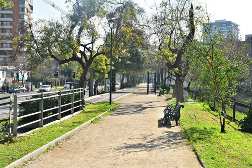 Departamento En Venta De 4 Dorm. En Las Condes / Metro Colon