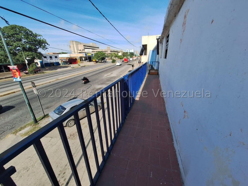 Raiza Suárez Vende Edificio Comercial Ubicado En La Av Libertador De Barquisimeto 2 5 4 5 6 En Zona De Alto Tráfico Peatonal Y Vehicular Cercanos A Comercios Y Transporte Público.