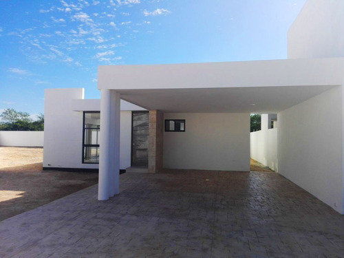 Casa En Venta De 3 Recámaras, 1 Planta En Conkal. Privada Bo