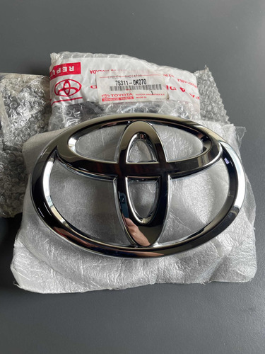 Emblema Parrilla Toyota Fortuner 06-15 Original 75311-0k070