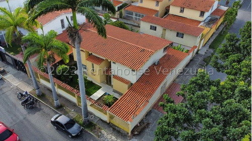 Raiza Suarez Vende Esta  Increíble Casa Quinta, Ubicada  En Excelente Y Privilegiada Zona Al Este De Barquisimeto, Dispone De  Un Local Comercial Y Un Anexo Con Entrada Independiente 2  3 -3 2 0  9  6