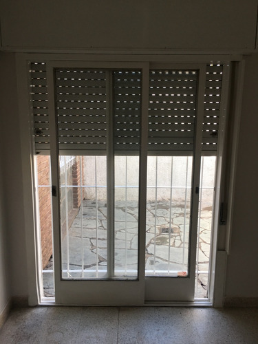 Vendo Casa Ph De Dos Dormitorios Con Placard, Baño, Cocina-comedor Amplio Y Patio. Cochera Cerrada. Propietario Directo. Apta Credito. Planos Actualizados