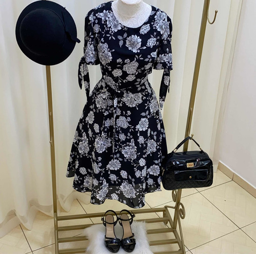 Imagem 2 de 9 de Vestido Midi Rodado Com Manga Preto Floral Branco