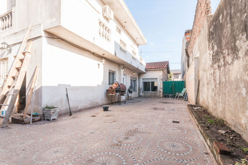 Casa En Venta, Acepta Permuta. 2 Pl. 4 Amb