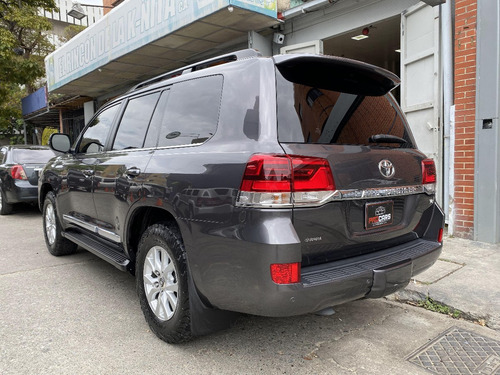 Imagen 3 de 13 de Toyota Land Cruiser 200