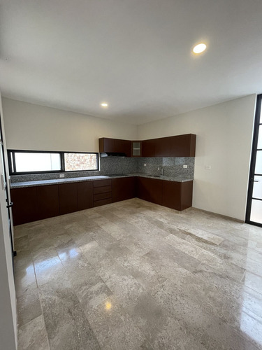Casa De 4 Recámaras Dentro De Privada Cerca De La Isla, En Cholul