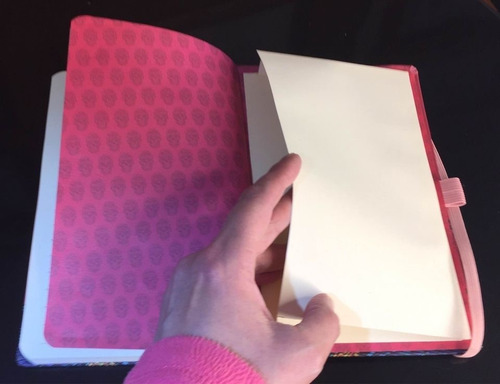 Imagen 3 de 6 de Libreta Torre Empastada Tapa Dura Forro Seda, Traba Elástica