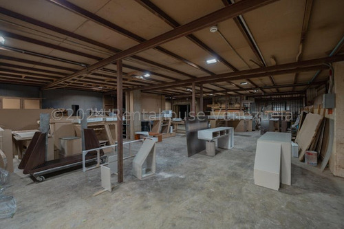 Local Comercial De 900 M2 Ubicado En La Zona Industrial De San Antonio
