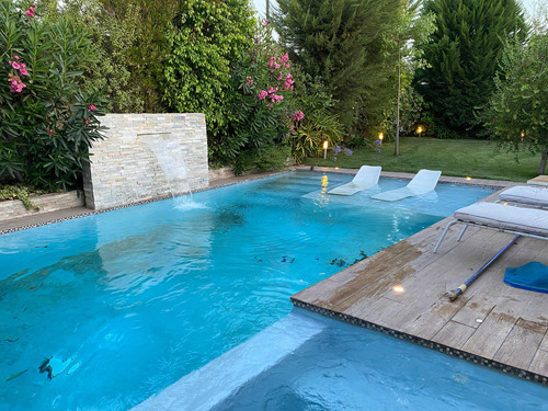 Maravillosa Casa De Un Piso En Piedra Roja