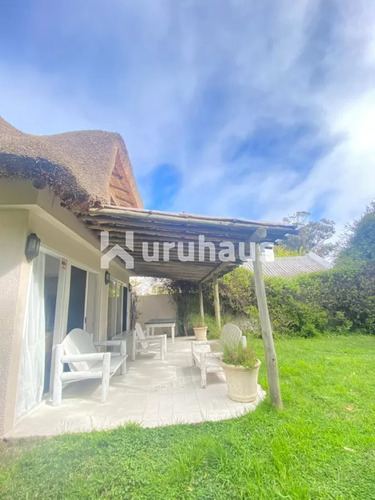 Chalet Sobre El Arroyo De La Barra