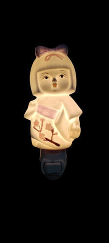 Imagem 5 de 5 de Luminária Abajur Boneca Kokeshi Porta Essência 110v Quarto