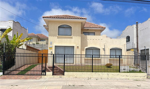 Casa En Venta De 4+1 Dormitorios En La Serena / San Joaq