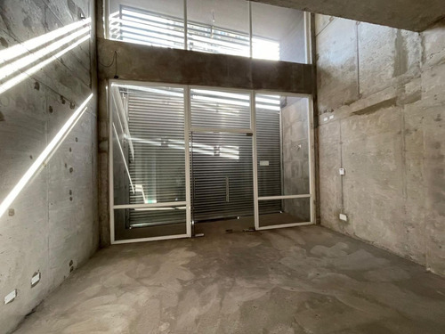 Arriendo Local Comercial De 107,48 M2 + 62,94 M2 De Altillo,