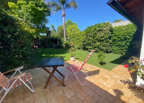 Venta Casa Hurlingham Iglesia 4 Dorm Jardín Quincho Pileta