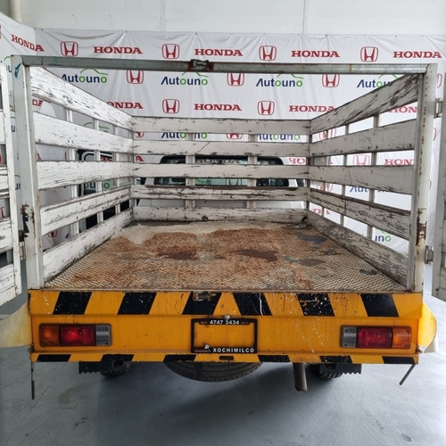 Imagen 9 de 14 de Nissan Np300 2.5 Estacas Dh Aa Mt 2016