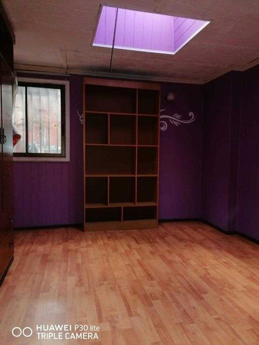 Casa De Esquina Con Excelente Ubicación