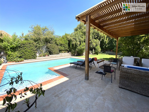 Impecable En Condominio 5 Dorm. Servicio Y Sala De Estar.
