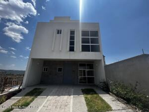 Venta - Casa Con 4 Recamaras, Roof, Family Room. El Manantial