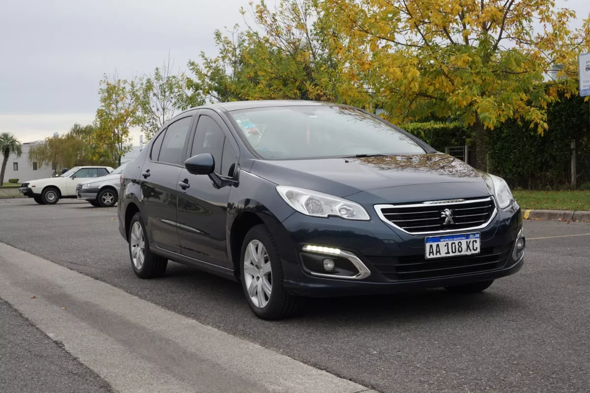 Peugeot 408 2.0 Allure 143cv