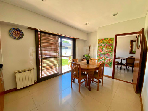 Casa 5 Amb En Barrio Uno - Con Piscina