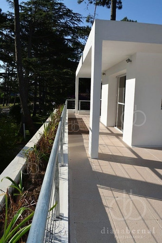 Imagen 14 de 16 de Moderna Casa A Pasos De Playa Mansa