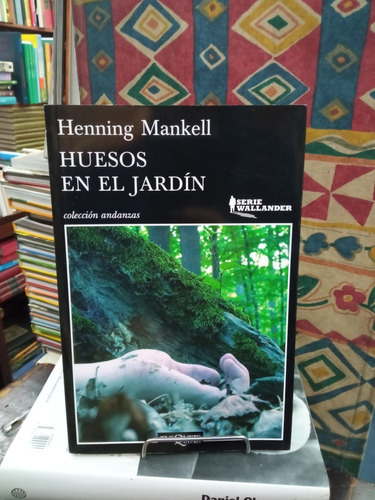 Huesos En El Jardin - Henning Mankell