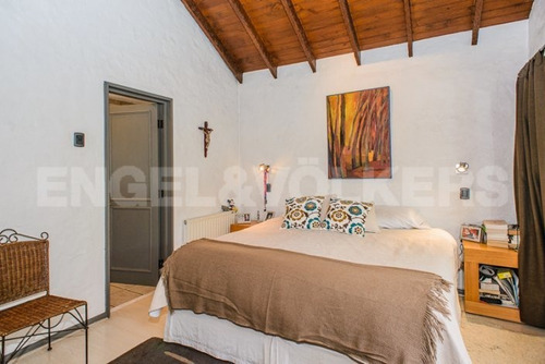 Casa Con Amplios Espacios Y Excelente Iluminación