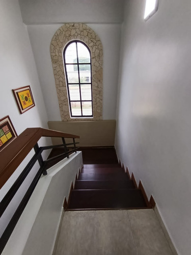 Cb.venta Tonwhouse Mañongo. Conj. Resd. Las Trinitarias.