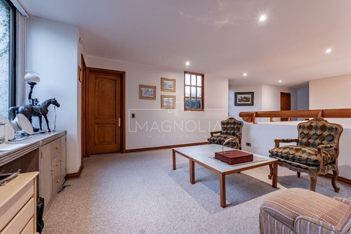 Casa En Venta De 6 Dorm. En Lo Barnechea
