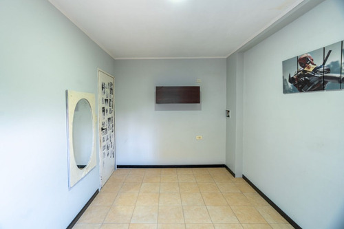Venta Casa Con Fondo , Quincho Y Cochera En Wilde