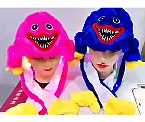 Imagen 8 de 9 de Poppy Playtime Gorro Peluche Huggy Kissy Brazos Móvil Luces