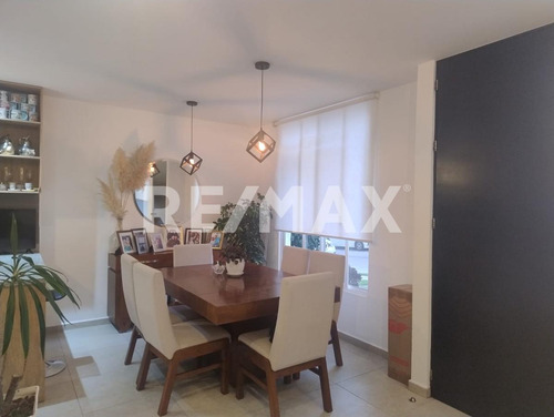 Casa En Venta En Condominio Con 3 Habitaciones Y Una En Pb, Tiene Jardín Y Amenidades En San Isidro Juriquilla