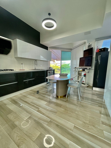 Apartamento Remodelado En Venta 240 M2 Con Terraza En Mirador De Los Campitos