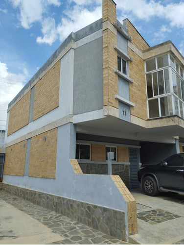 Vende Townhouse, En Obra Gris.  Urb. Colinas De Guataparo