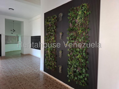 Amplio Y Comodo Apto Ubicado En El Corazon De Valencia Planta Electrica 50% Apto. Bien Conservado Con 98 M2 Muy Bien Distribuidos, Amplia Cocina, Closet En Las 3 Habitaciones.