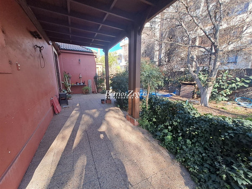 Casa En Venta De 5 Dorm. En Ñuñoa