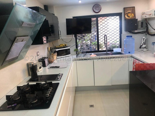 Hermosa Y Bella Casa De Niveles Con Detalles En Escayola, Estilo Moderno Con Cocina , Con Tope De Siliestone , Baños Modernos ,ubicada En Zona Tranquila, Conjunto Exclusivo Y Entablillado Con Patio, Z