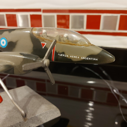 Avion De Coleccion Fuerza Aerea Pucara Con Base. 29cmx29cm Verde Musgo (Usado)