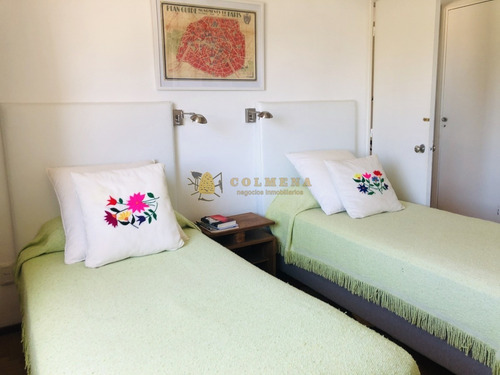 Apartamento En Alquiler En La Peninsula, De 2 Dormitorios, 2 Baños, Cocina Integrada, Living-comedor.-ref:2273