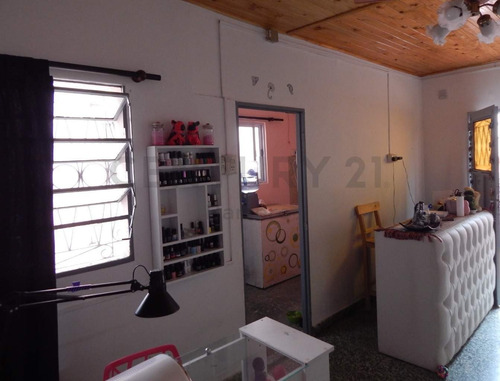 Ph De 3 Ambientes En Muy Lindo Barrio