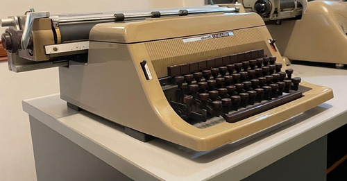 Máquina De Escribir Olivetti Linea 88 - Impecable (Usado)
