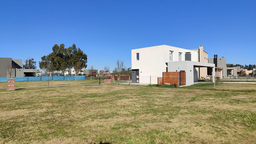 Venta Lote 500mts2 Frente A La Plaza En Barrio Santo Tomás, Pilar