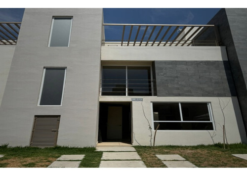 Casa En Fraccionamiento Lomas De La Plata 2, Pachuca Hidalgo, 3 Habitaciones, Terraza, Áreas Verdes, Acceso Controlado.