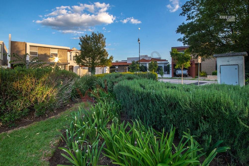 Casa En Venta De Una Planta Autosustentable Y Construida En Dos Lotes En Mayorazgo Residencial.