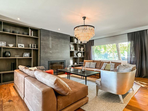 Excelente Casa Con Impecables Detalles En La Concepción Lujan