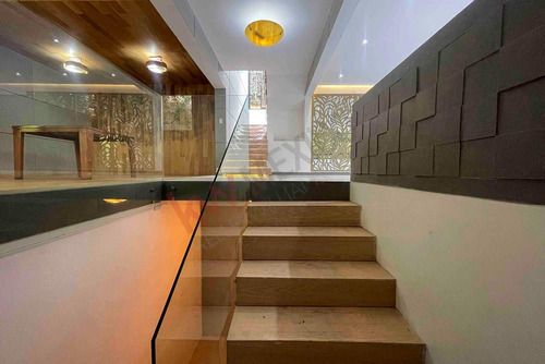 Espectacular Casa En Venta En Bosques De Las Lomas, Varios Niveles Con Jardín Y Remodelada
