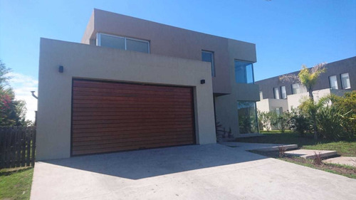 Alquiler Residencial De 6 Amb. En Barrio El Golf.